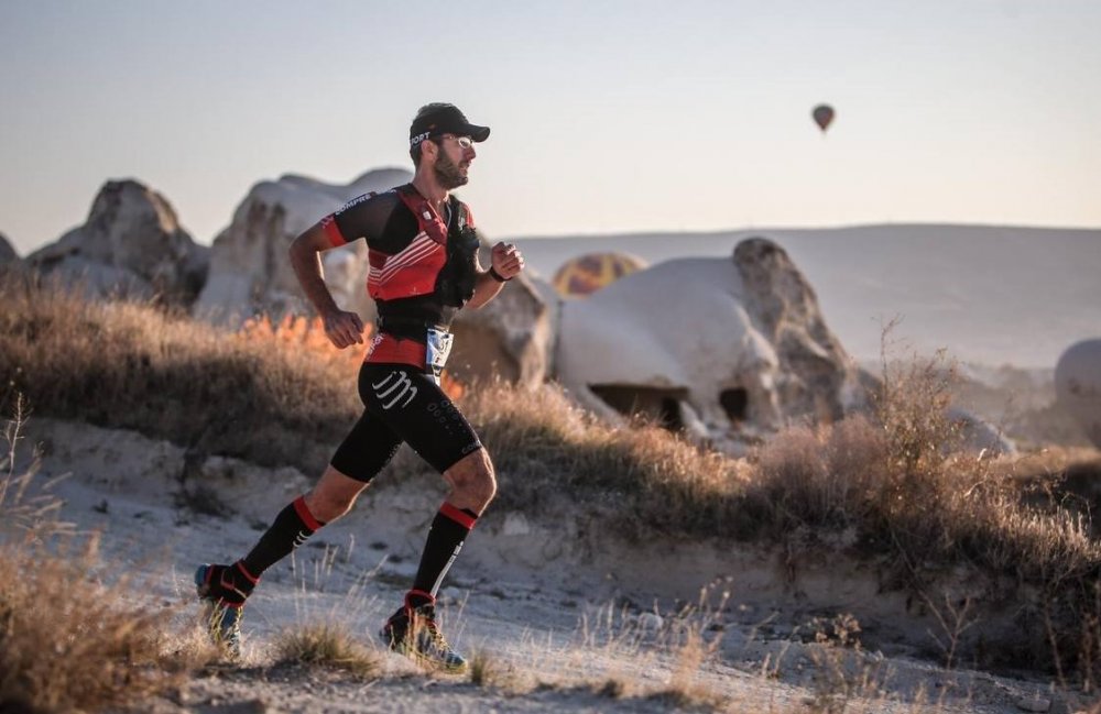Denizli’de 21 yıl tiryakisi olduğu sigarayı bırakan sağlık görevlisi Özgür Sancak, spora adadığı hayatında başarıdan başarıya konuşuyor. 165 kilometre koşarak Türkiye'nin ender ultra trail maratoncularından birisi haline gelen Sancak, Fransa'da yapılacak 170 kilometrelik Mont Blanc Dağı Koşusu'nda Türk bayrağını dalgalandırmak istiyor.