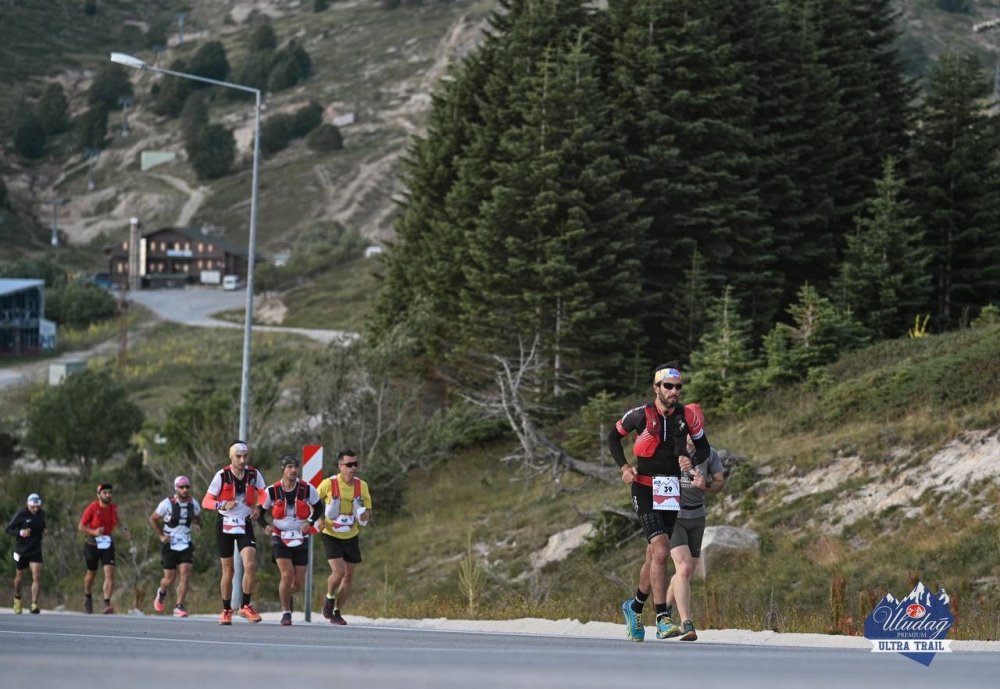 Denizli’de 21 yıl tiryakisi olduğu sigarayı bırakan sağlık görevlisi Özgür Sancak, spora adadığı hayatında başarıdan başarıya konuşuyor. 165 kilometre koşarak Türkiye'nin ender ultra trail maratoncularından birisi haline gelen Sancak, Fransa'da yapılacak 170 kilometrelik Mont Blanc Dağı Koşusu'nda Türk bayrağını dalgalandırmak istiyor.