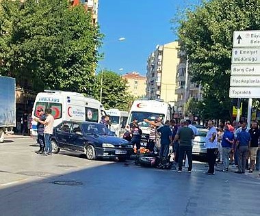Denizli’nin Pamukkale ilçesinde otomobilin motosiklete çarpması sonucu meydana gelen trafik kazasında 1 kişi yaralandı.