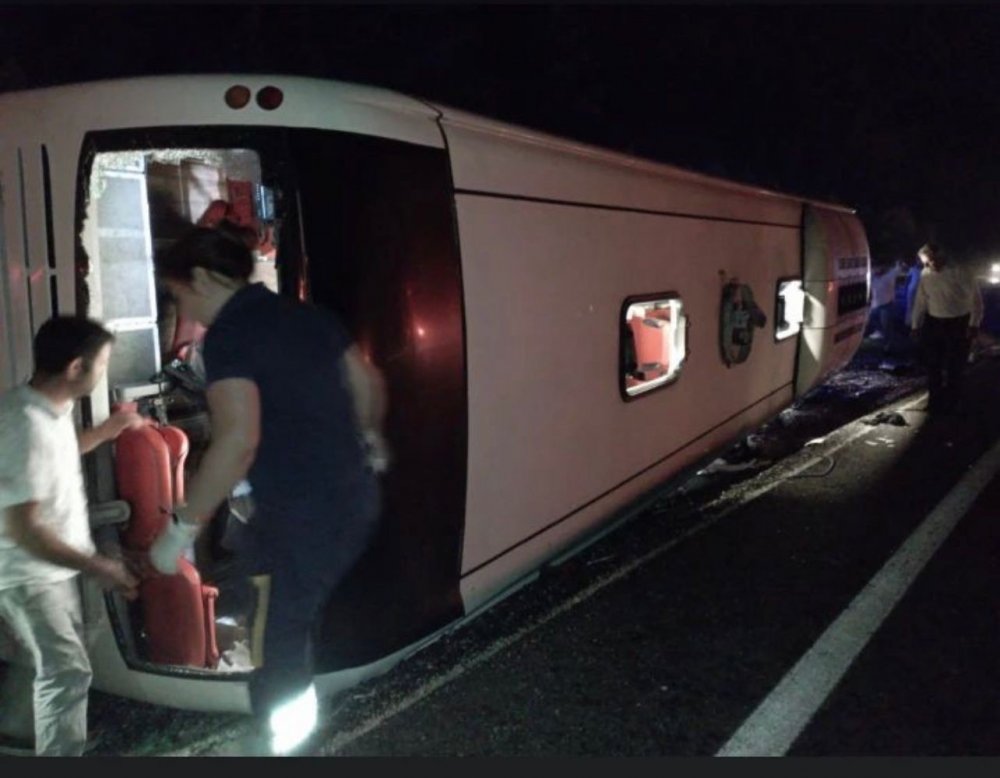 Denizli’nin Pamukkale ilçesinde Antalya-Muğla karayolu üzerinde yolcu otobüsü devrildi. Kazada yaralıların olduğu öğrenildi.