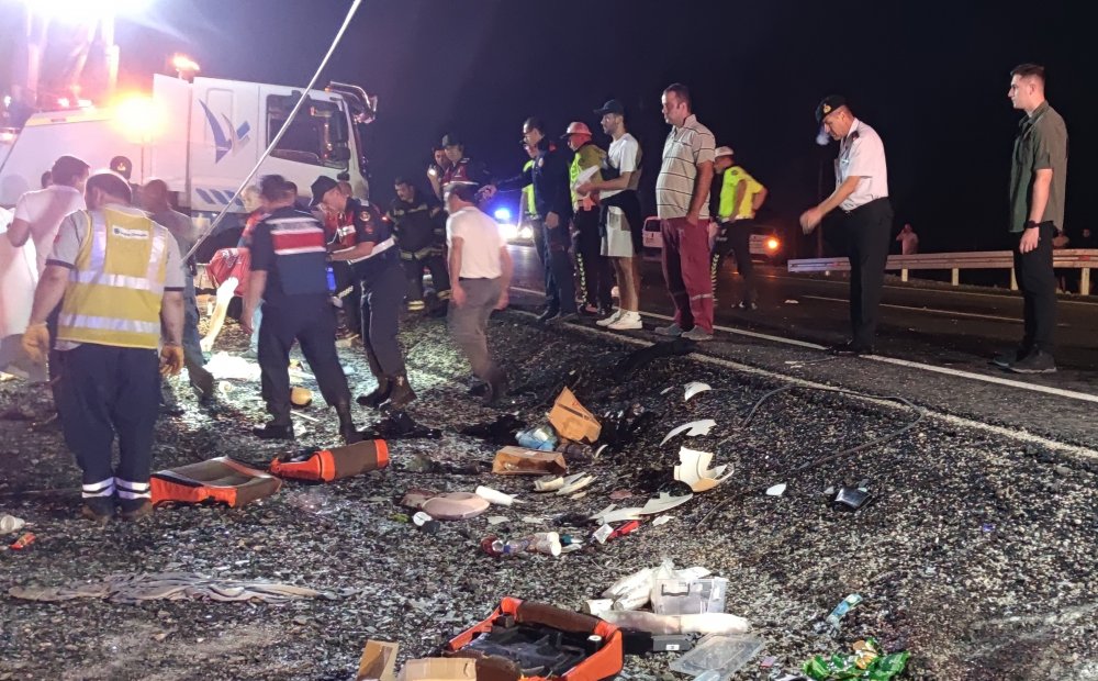 Denizli’nin Pamukkale ilçesinde yağışın ardından kayganlaşan yolda kontrolden çıkan yolcu otobüsü refüje devrildi. Can pazarının yaşandığı kazada 2’si ağır 28 kişi yaralandı.