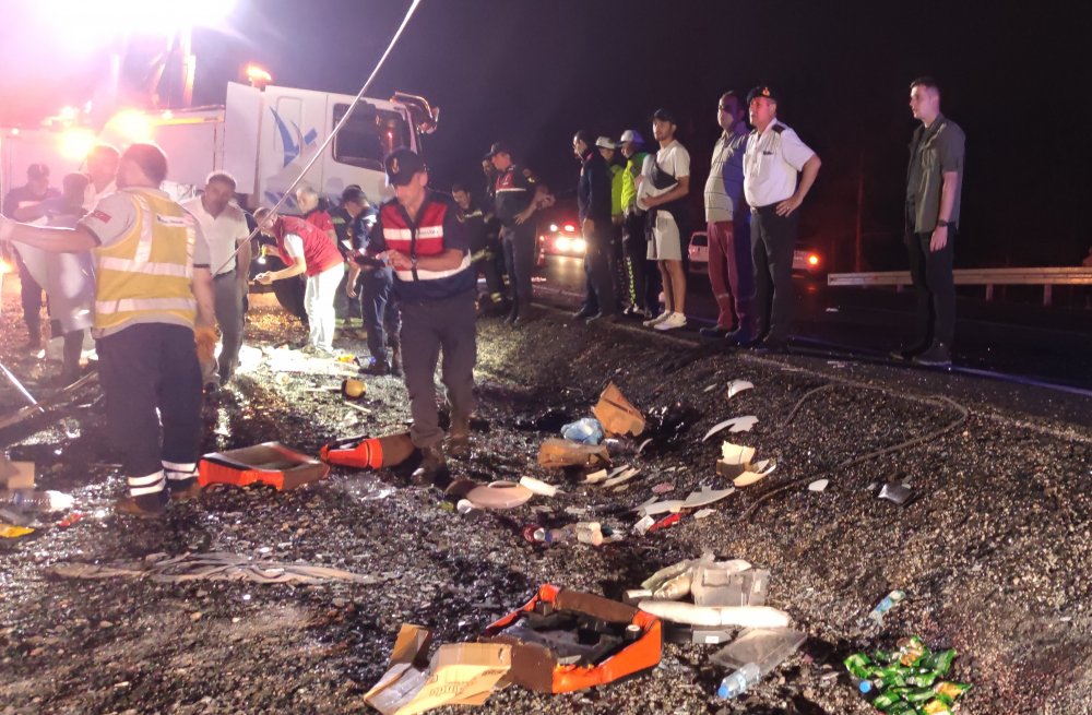 Denizli’nin Pamukkale ilçesinde yağışın ardından kayganlaşan yolda kontrolden çıkan yolcu otobüsü refüje devrildi. Can pazarının yaşandığı kazada 2’si ağır 28 kişi yaralandı.