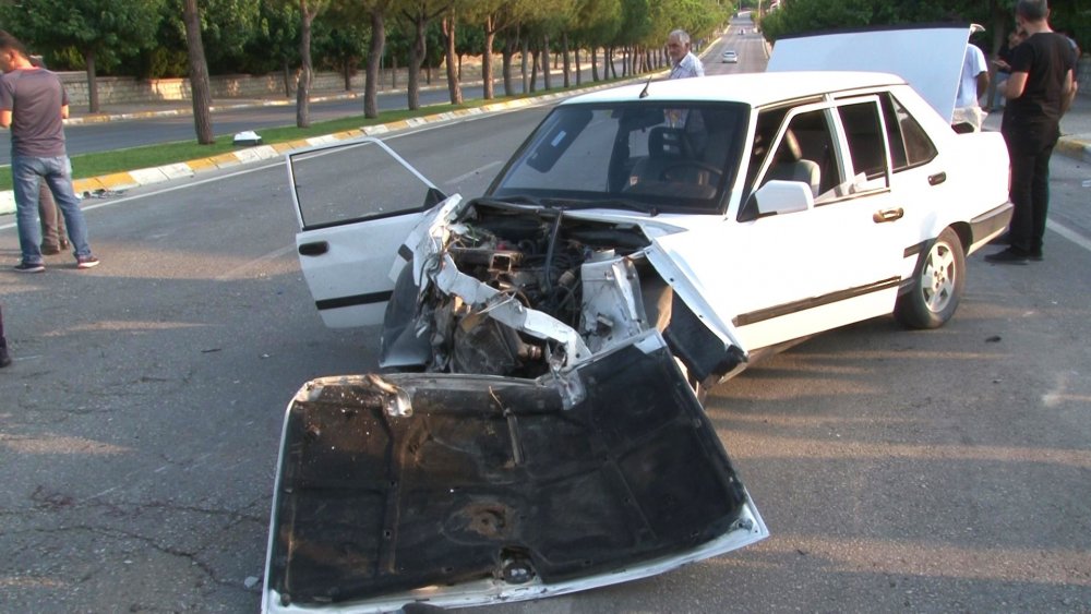 Denizli’de sivil polis aracı ile otomobilin kavşakta çarpışması sonucu meydana gelen kazada 1’i ağır 8 kişi yaralandı.