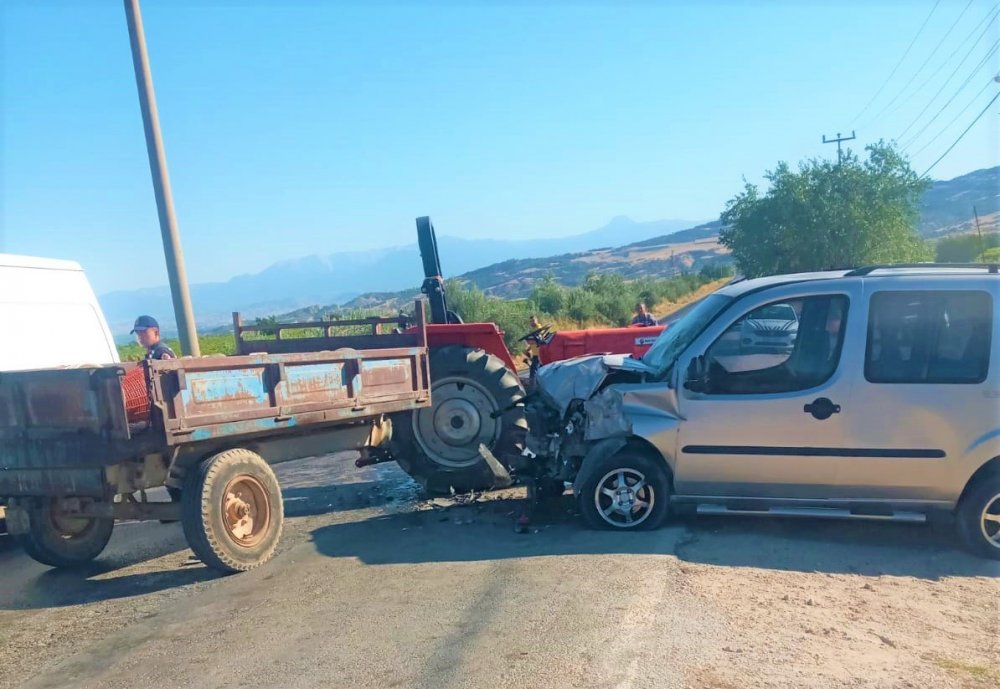 Denizli’nin Buldan ilçesinde traktör ile otomobilin kafa kafaya çarpışması sonucu meydana gelen kazada 4 kişi yaralandı.