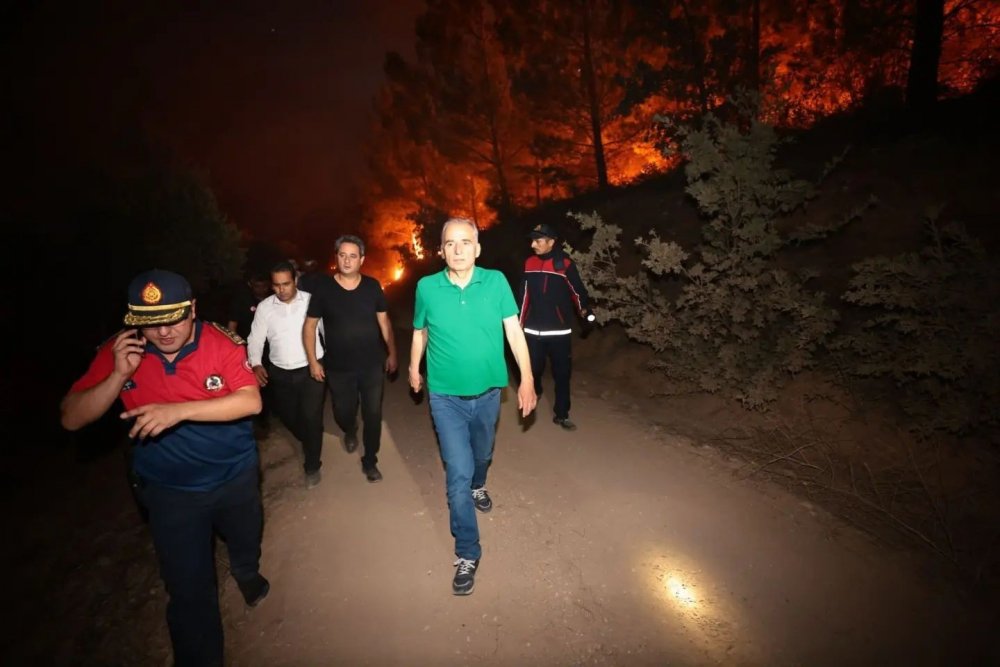 Denizli-Muğla sınırındaki kısmen kontrol altına alınan orman yangını sonrası Denizli Büyükşehir Belediye Başkanı Osman Zolan, “Koordineli bir şekilde söndürme çalışmaları aralıksız sürüyor” dedi.