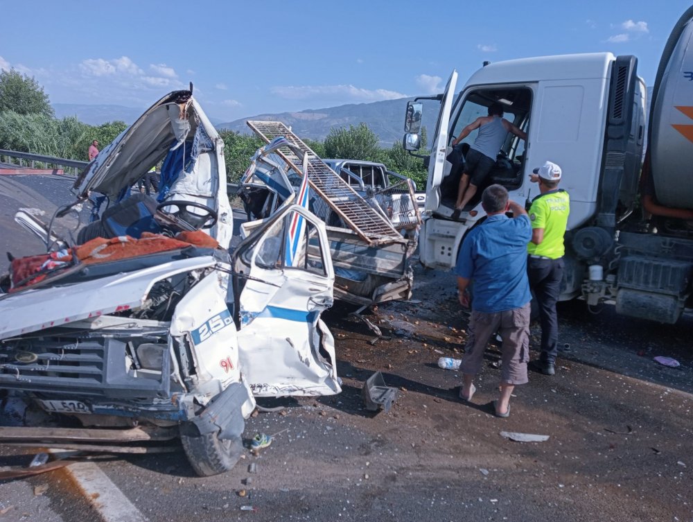 Aydın'ın Nazilli ilçesinde meydana gelen zincirleme trafik kazasında 1'i çocuk 3 kişi, hurda yığınına dönen kamyonetten yaralı olarak kurtuldu.