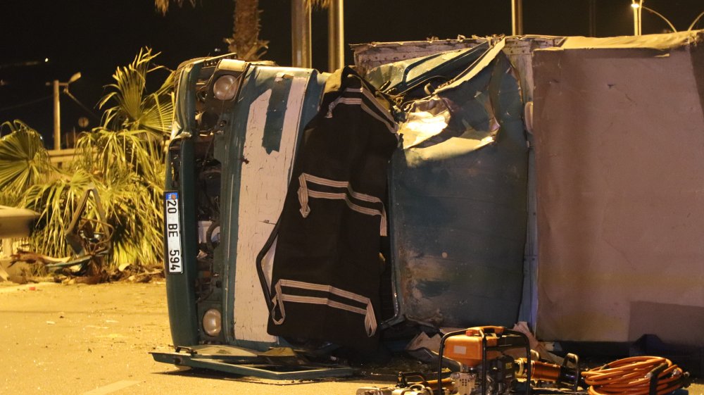 Denizli’de kontrolden çıkan kamyonetin refüjdeki palmiye ağacını devirdikten sonra karşı şeride geçip yan yattığı kazada kargo firması şoförü hayatını kaybetti.