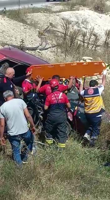 Denizli’nin Çameli ilçesinde hafif ticari araçla çarpışan otomobilin şarampole yuvarlanması sonucu meydana gelen kazada 1 kişi öldü, 2 kişi yaralandı.