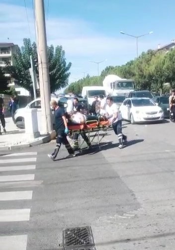 Denizli’de hasta taşıyan ambulansla hafif ticari aracın kavşakta çarpıştığı kazada 4 kişi hafif şekilde yaralandı.