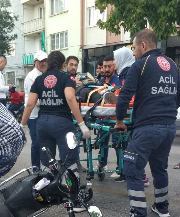 Denizli’nin Merkezefendi ilçesinde elektrikli bisiklet ile otomobilin çarpışması sonucu elektrikli bisikletin sürücüsü yaralı olarak hastaneye kaldırıldı.