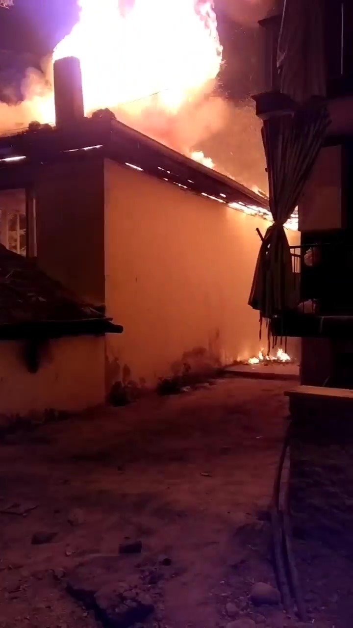 Denizli’de alev alev yanan iki katlı metruk binadaki yangın, diğer evlere sıçramadan söndürüldü.