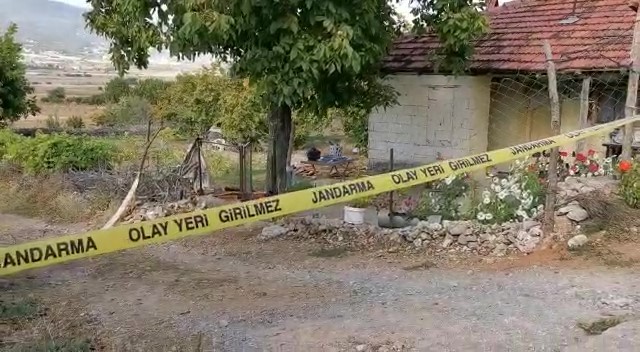 Denizli’nin Çameli ilçesinde 11 gündür kayıp olarak aranan 62 yaşındaki İsmail Ceylan, mahalledeki bir seranın içerisinde ölü olarak bulundu. Ceylan’ın ölmeden önce evde bıraktığı not ortaya şüpheleri artırırken olayda 1 kişi gözaltına alındı.