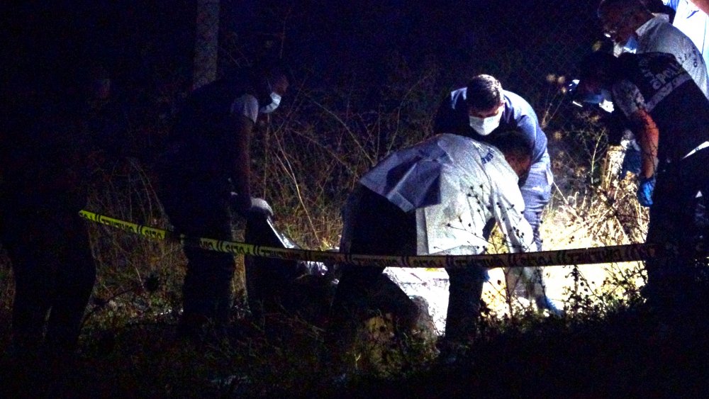 Denizli’nin Pamukkale İlçesi Fatih Mahallesinde boş araziye atılmış halde battaniyeye sarılı kadın cesedi bulundu.