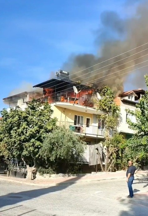 Denizli’nin Pamukkale ilçesinde iki katlı evin çatı katı alev alev yandı. Yangın, itfaiye ekiplerinin zamanında müdahalesi sayesinde diğer binalara sıçramadan söndürüldü.
