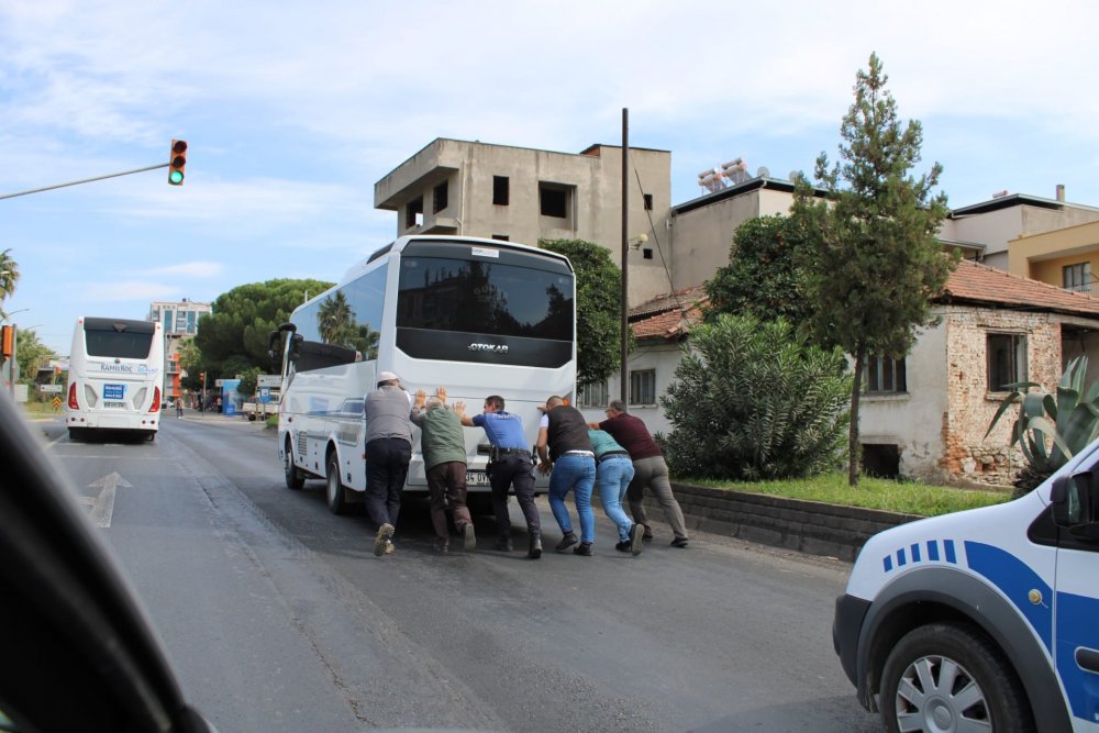 Aydın - Denizli Karayolu üzerinde yolda kalan bir otobüs, polis ekipleri ve vatandaşlar tarafından itilerek yol kenarına çekildi.