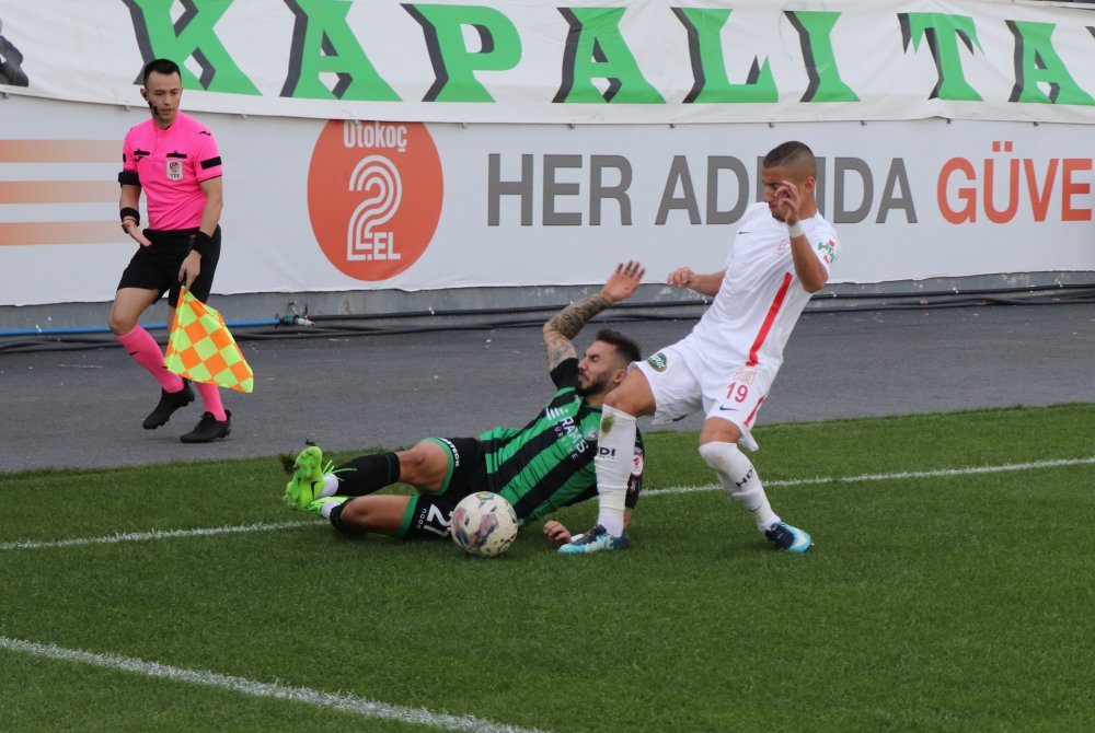 Ziraat Türkiye Kupası 3. Eleme Turu'nda Denizlispor, evinde karşılaştığı Ayvalıkgücü Belediyespor’u 2-1 mağlup etti ve tur atlayan taraf oldu.