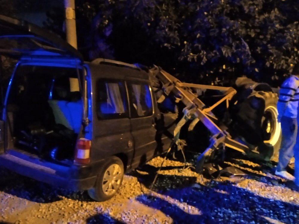 Denizli’nin Çal ilçesinde, kontrolden çıkan hafif ticari aracın traktöre arkadan çarptığı kazada 3 kişi yaralandı.