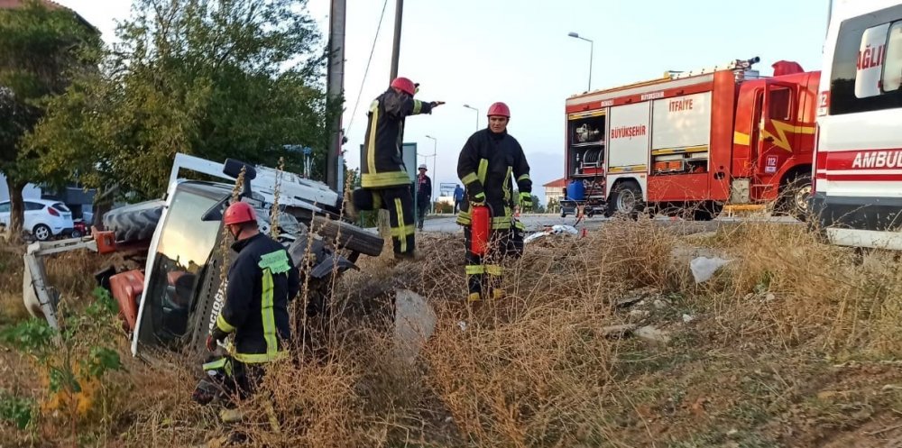 Denizli’nin Acıpayam ilçesinde seyir halindeki traktör yüklü kamyonetin tali yola çıkan otomobile çarpıp şarampole uçtuğu kazada 4 kişi yaralandı.