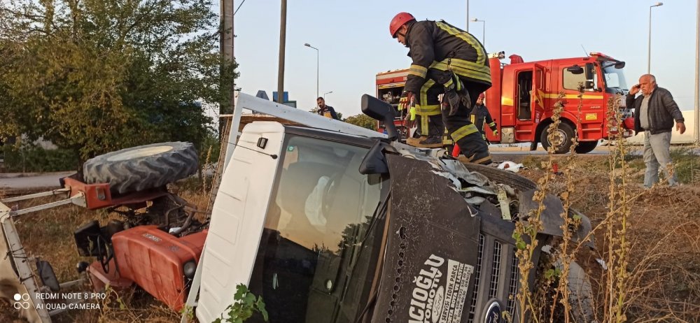 Denizli’nin Acıpayam ilçesinde seyir halindeki traktör yüklü kamyonetin tali yola çıkan otomobile çarpıp şarampole uçtuğu kazada 4 kişi yaralandı.