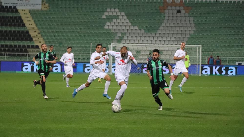 Spor Toto 1’inci Lig’de 10’uncu hafta mücadelesinde Denizlispor sahasında Altınordu’ya 2-1 mağlup oldu.