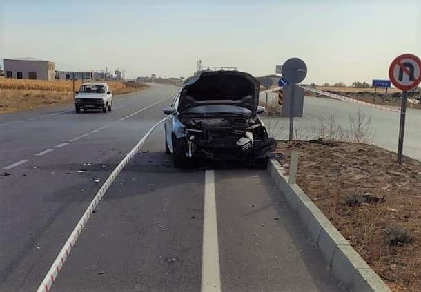 Denizli Çivril ilçesinde seyir halindeki araçların kavşakta çarpışması sonucu meydana gelen kazada 2 kişi yaralandı.