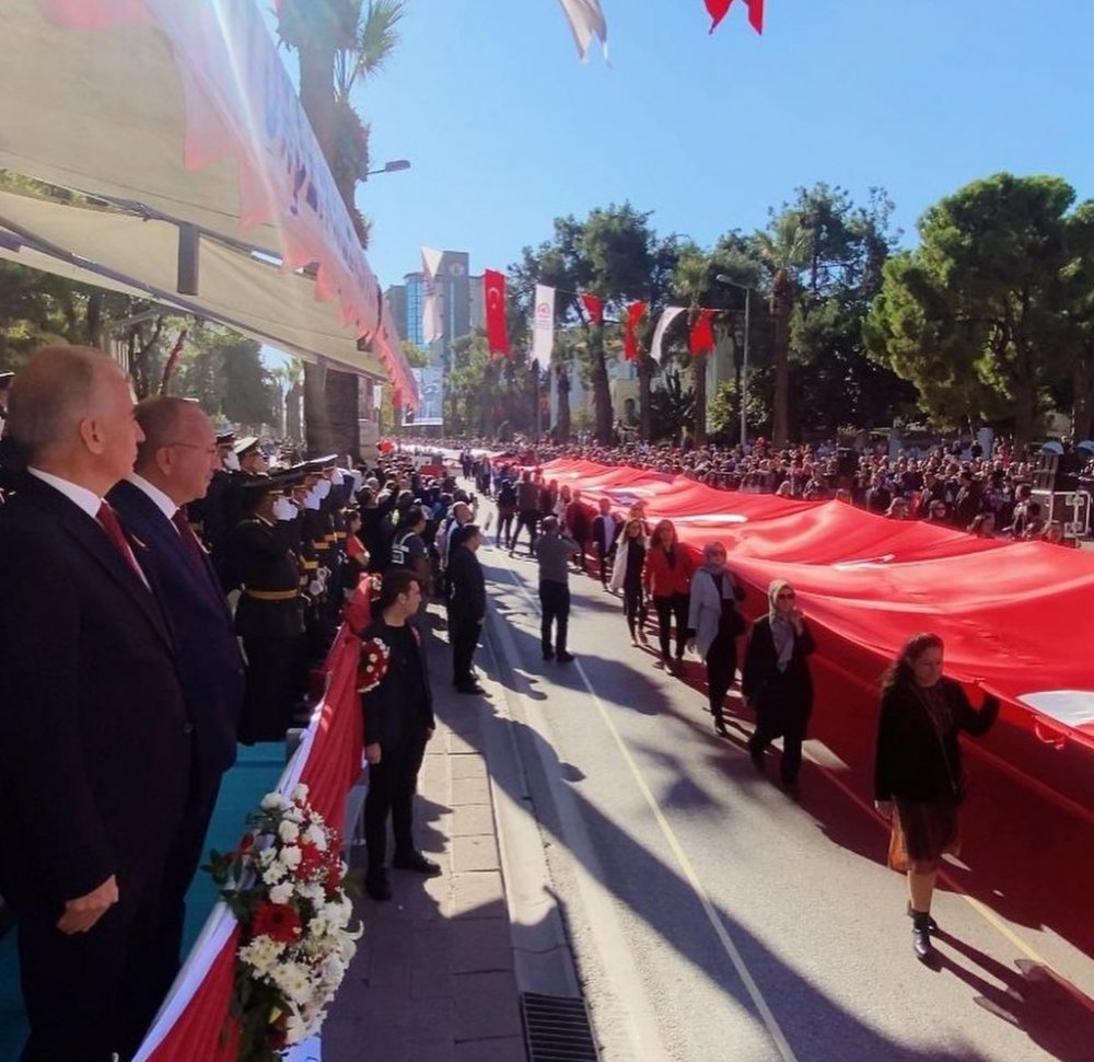 Denizli’de 29 Ekim Cumhuriyet Bayramı'nın 99. yıldönümü düzenlenen törenle kutlandı.