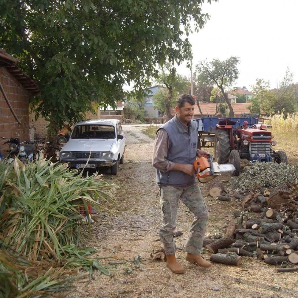Denizli'nin Çivril ilçesinde traktöre tarlada odun yüklemesi yapan çiftçi, başına çarpan ağaç dalı nedeniyle hayatını kaybetti.