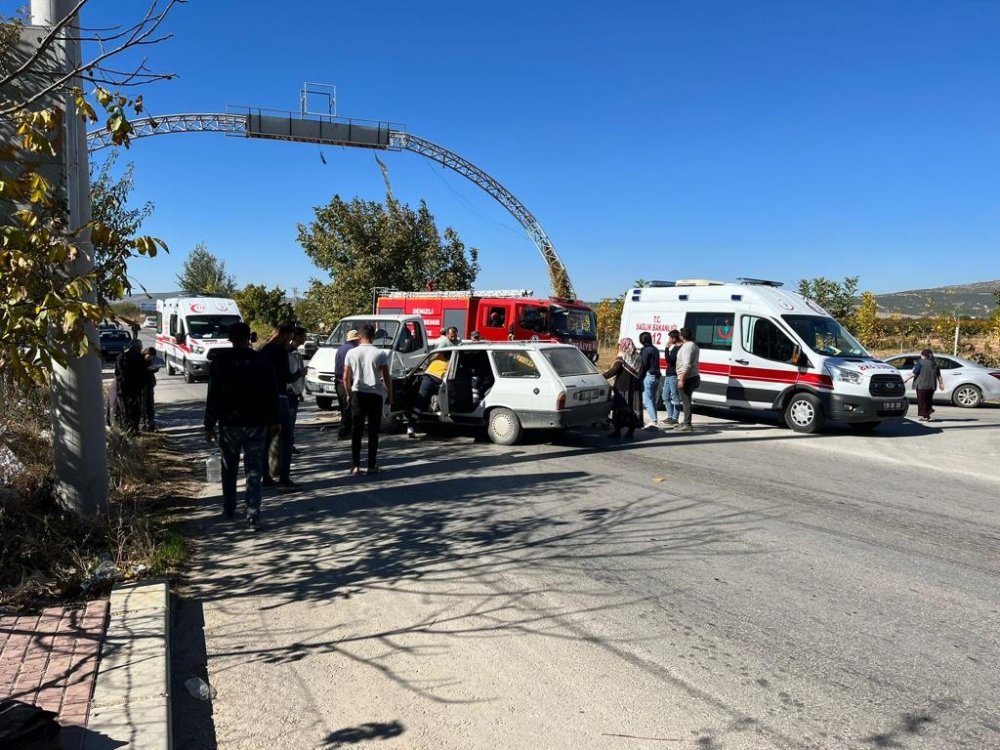 Denizli’nin Çivril ilçesinde kamyonetle otomobilin kafa kafaya çarpışması sonucu araçta sıkışan 1 kişi öldü, 3 kişi yaralandı.