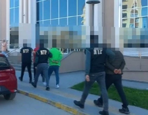 Denizli’nin Çivril ilçesinde uyuşturucu ticareti ve kaçak tütün ürünlerinin satışını yaptığı iddia edilen şüphelilere yönelik yapılan operasyonda, gözaltına alınan 13 şüpheliden 2’si tutuklandı.
