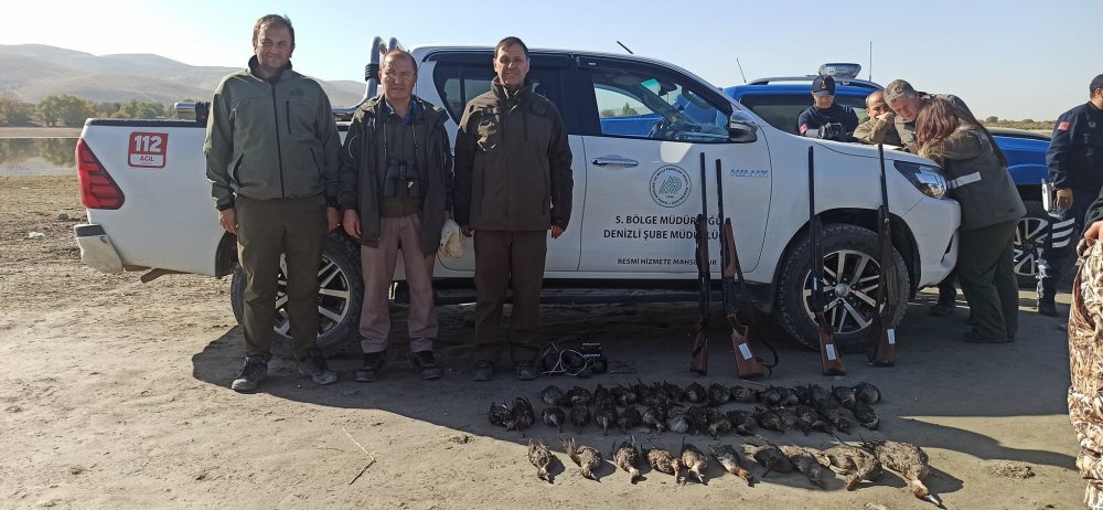 Doğa Koruma ve Milli Parklar (DKMP) Denizli Şube Müdürlüğü tarafından Jandarma Bot Timi ile av koruma ve kontrol faaliyetinde 40 avcı kontrol edildi. Yasadışı avlandığı tespit edilen 5 kişiye yasal işlem yapıldı.