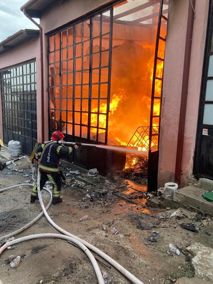 Denizli’nin Merkezefendi ilçesinde dumanların yükseldiği işyeri, alev alev yandı. Diğer binalara sıçramadan söndürülen yangın sonrası dumandan etkilen 1 kişi hastaneye kaldırıldı.