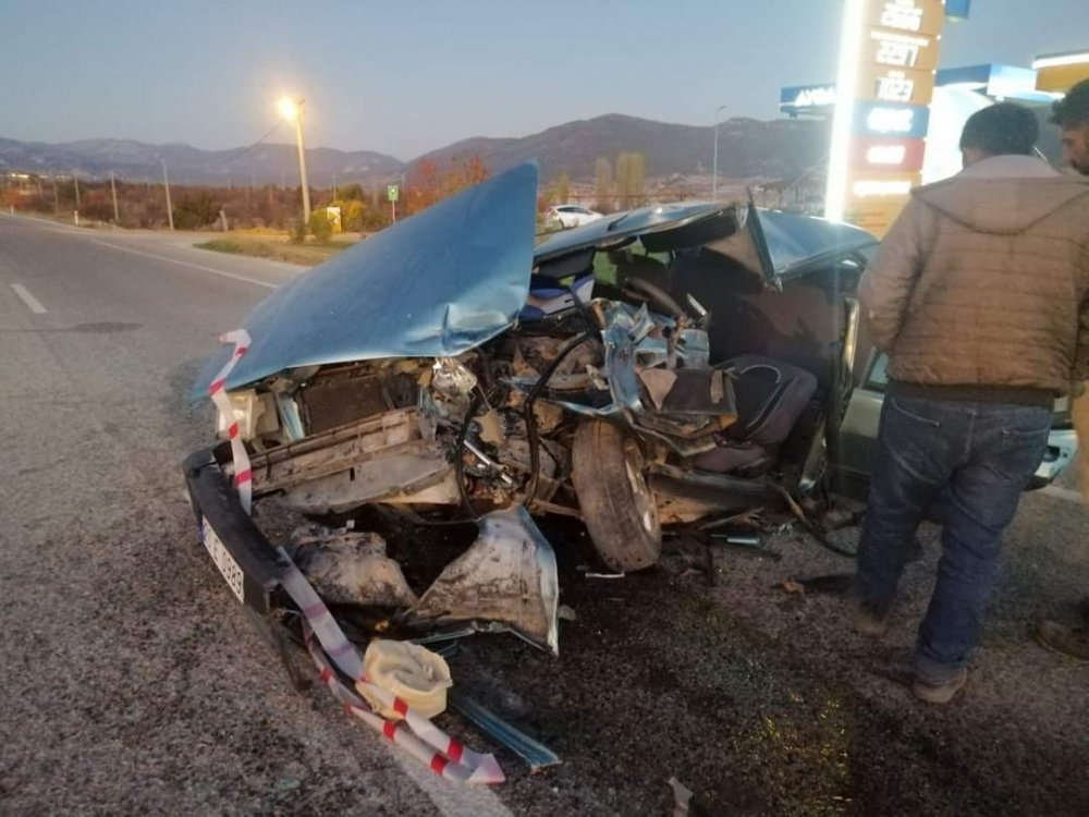 Denizli'nin Çameli ilçesinde, tomruk yüklü kamyon ile otomobilin çarpışması sonucu meydana gelen kazada 2 kişi yaralandı.