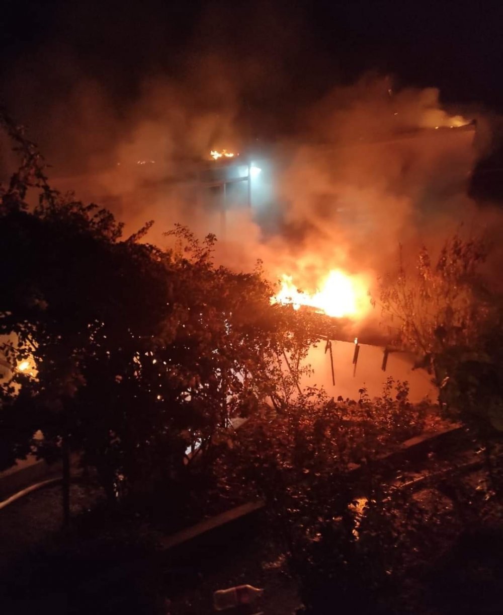 Denizli'nin Çameli ilçesinde alevlerin sardığı binanın çatısındaki yangın, uzun uğraşlar sonucu söndürüldü.