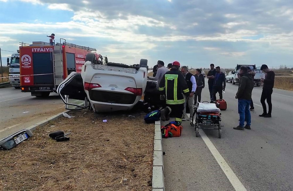 Denizli’nin Çivril ilçesinde aynı yönde ilerleyen kamyonete çarpmamak için manevra yapan otomobilin takla atıp, orta refüje ters devrildiği kazada 2 kişi yaralandı.