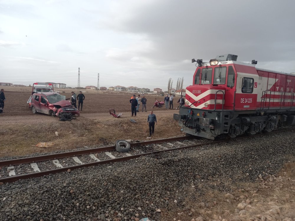 Trenin çarptığı ve yaklaşık 200 metre sürüklediği hafif ticari araç sürücüsü hayatını kaybetti