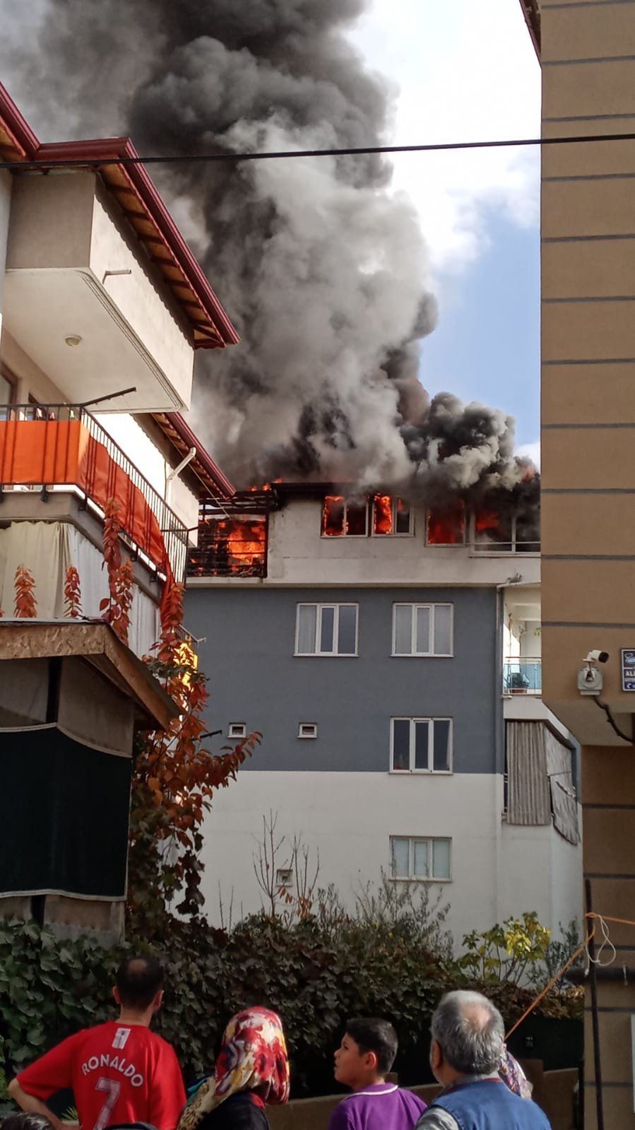 Denizli’nin Pamukkale ilçesinde alev alev yanan apartmanın çatısı tamamen küle döndü.