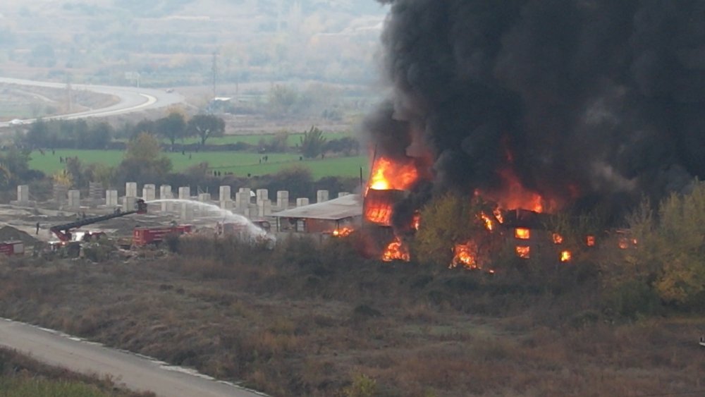 Denizli'nin Pamukkale ilçesinde, araç kimyasalları üretilen fabrikada 2 saattir devam eden yangından yükselen dumanlar gökyüzünü kapladı.