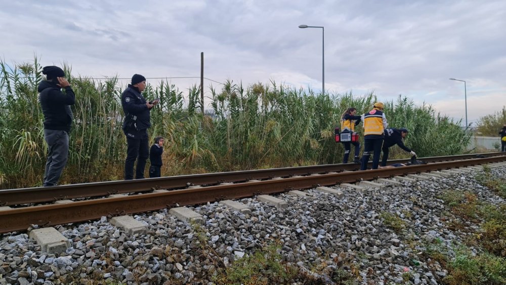 Aydın’ın Nazilli ilçesinde Denizli-İzmir seferini yapan yolcu treninin çarptığı 1 kişi hayatını kaybetti.