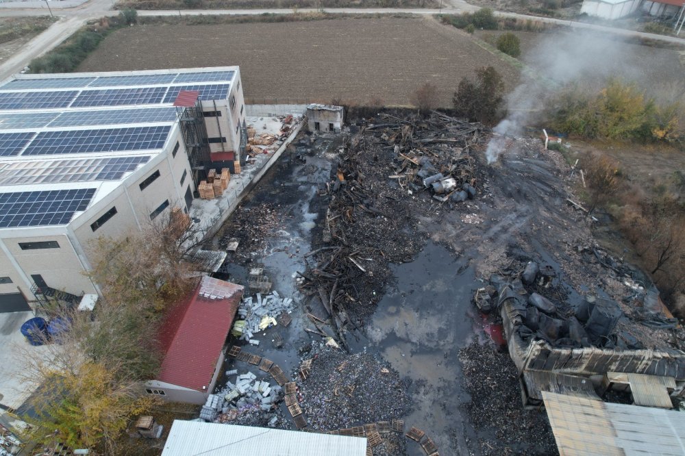  Denizli'nin Pamukkale ilçesinde, çıkan yangında harabeye dönen araç kimyasalları üreten fabrikada, milyonlarca liralık maddi hasar oluştu.