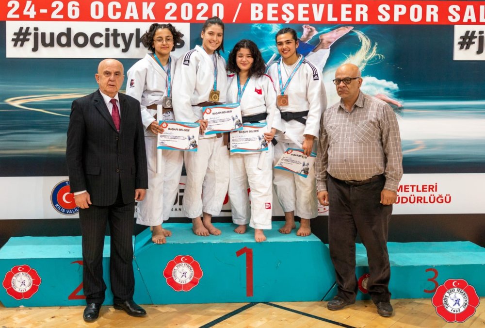 Türkiye ve Avrupa’da çıktığı müsabakalarda 50’ye yakın madalya kazanan 18 yaşındaki milli judocu Gülbeyaz Seviş’in, kampta oluşan sakatlığının tedavi edilmemesi nedeniyle spor yaşamının sona erdiği iddia edildi.