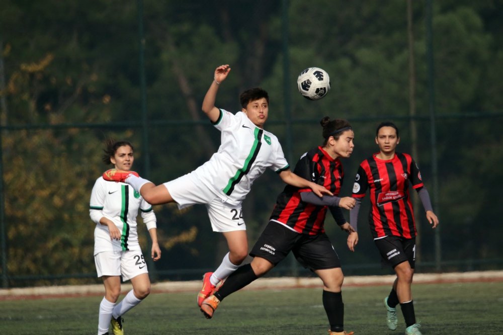 Türkiye Kadınlar 1. Ligi 8. haftasında kendi evinde Soma Zafer Gençlik Spor ile karşılaşan Horozkentspor, rakibini 2-1 mağlup ederek puanını 11’e çıkardı.