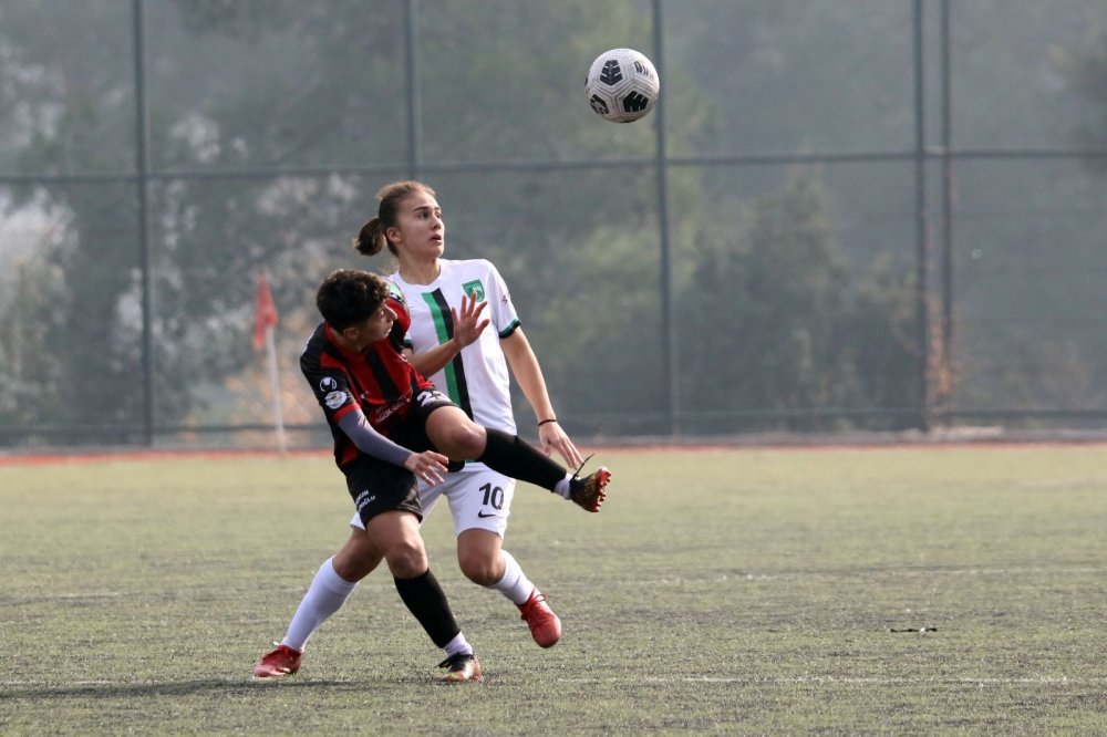 Türkiye Kadınlar 1. Ligi 8. haftasında kendi evinde Soma Zafer Gençlik Spor ile karşılaşan Horozkentspor, rakibini 2-1 mağlup ederek puanını 11’e çıkardı.