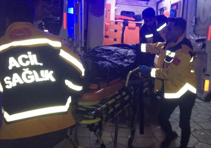 Denizli'de sokak ortasında üç kişi arasında yaşanan bıçaklı kavgada, bir kişi bacağından yaralandı.