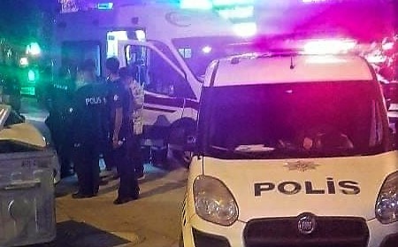 Denizli'de sokak ortasında üç kişi arasında yaşanan bıçaklı kavgada, bir kişi bacağından yaralandı.