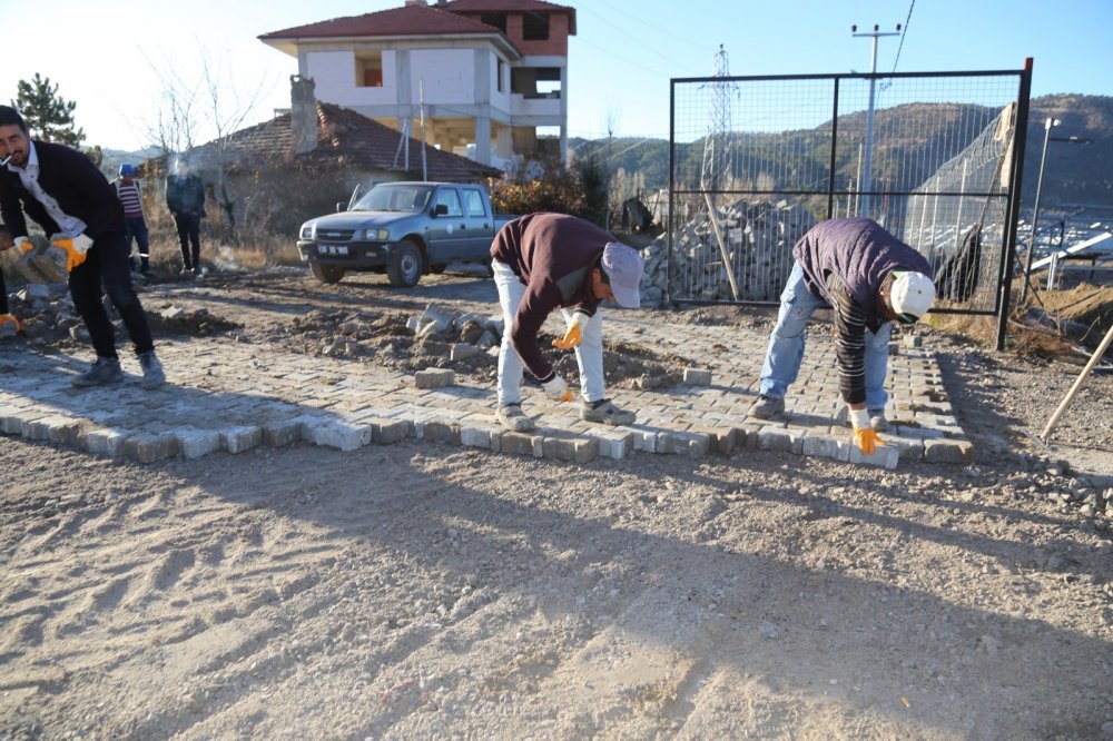 Denizli'nin Çameli ilçesinde kilit parke çalışmaları Çameli Belediyesi tarafından devam ediyor.