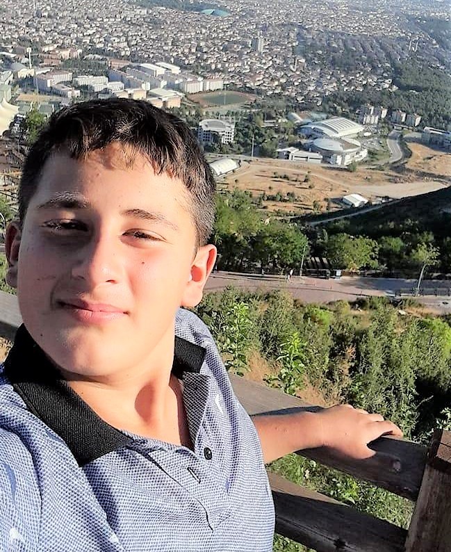 Denizli’nin Serinhisar ilçesinde motosikletiyle kaza yapması sonucu ağır yaralan 13 yaşındaki Kemal Tangı, 7 gündür yoğun bakımda yaşama tutunmaya çalışıyor.