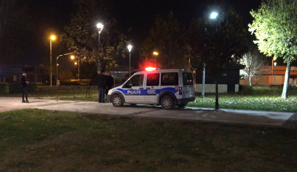 Denizli’nin Merkezefendi ilçesinde parkta iki grup arasında çıkan kavgada, 16 yaşındaki çocuk bıçaklandı.