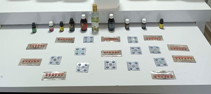 Denizli’de yakalanan 2 şüpheliden çok sayıda kaçak cinsel içerikli ilaç ele geçirildi.