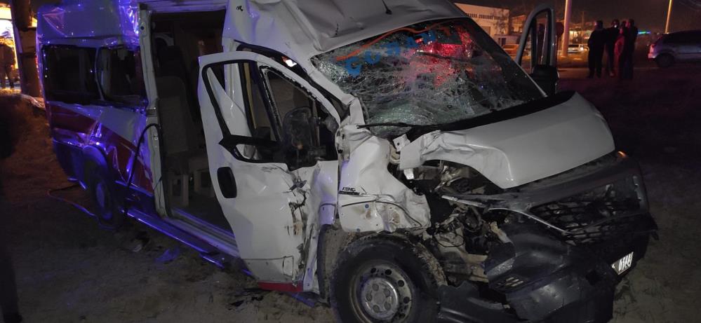 Denizli'nin Merkezefendi ilçesinde tır ile servis minibüsünün karıştığı kazada ilk belirlemelere göre 1 kişi öldü, 11 kişi yaralandı.