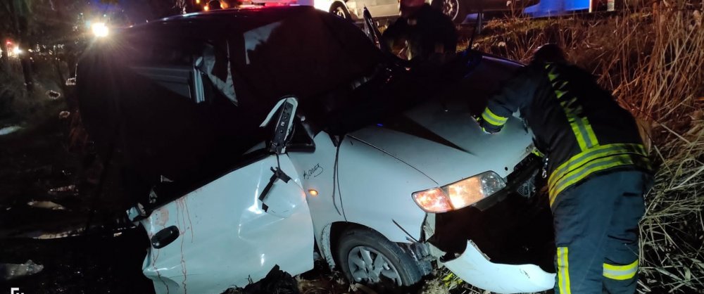 Denizli’nin Honaz ilçesinde minibüsün tarlaya uçtuğu kazada 22 yaşındaki genç hayatını kaybederken, aile üyelerinden 2 kişi yaralandı.
